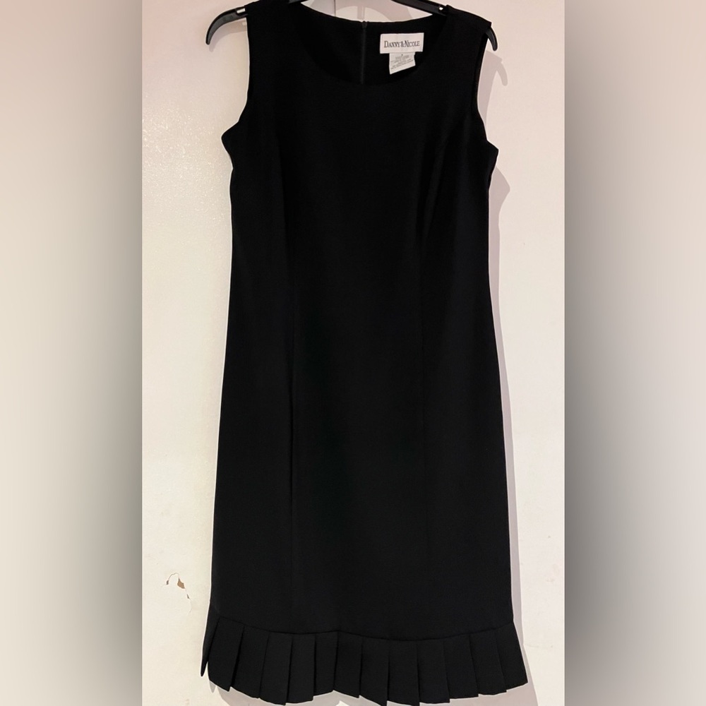 Cute black dress.